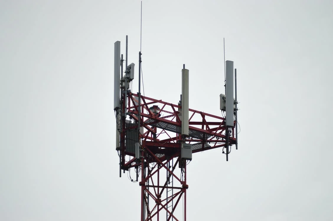 cellular antenna for elevator phone service